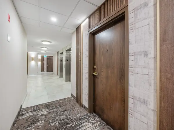 1 Maison Parc CT #215, Vaughan, ON L4J 9K1