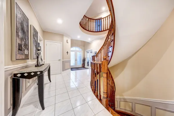 38A Avonlea PL, Richmond Hill, ON L4B 3N8
