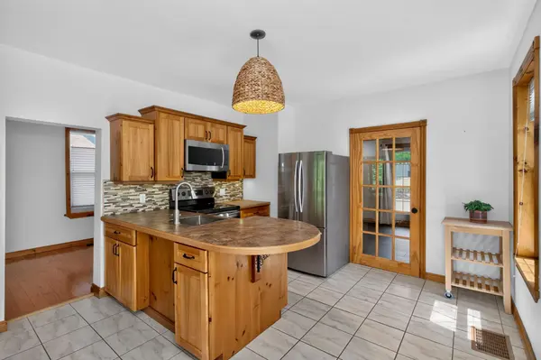 17 Peel ST, Penetanguishene, ON L9M 1A5