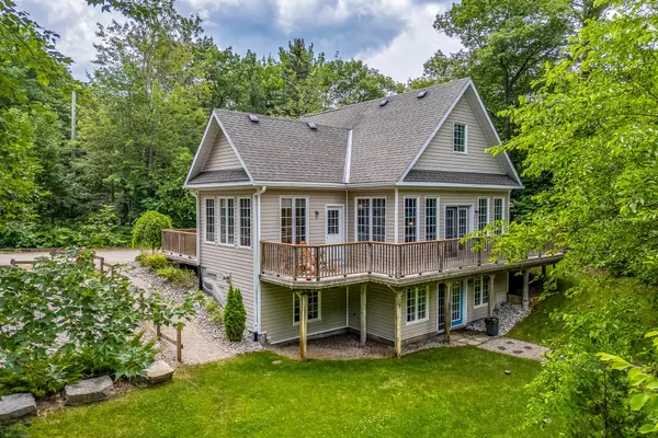 8 Woodward DR, Tiny, ON L0L 2J0