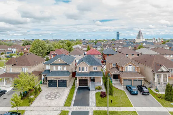 5 Denim DR, Brampton, ON L6P 1K4