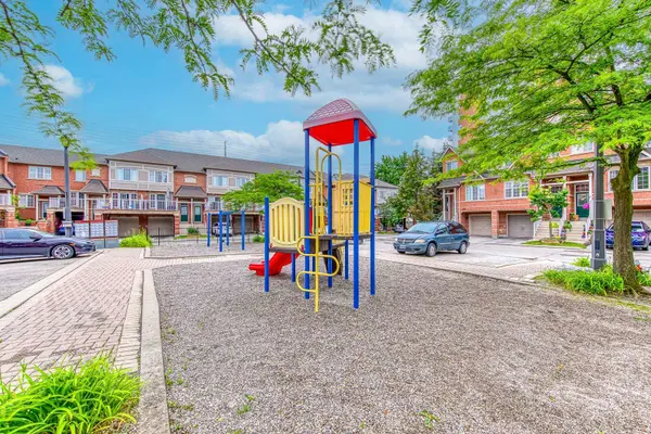 38 Fairview RD W #38, Mississauga, ON L5B 4J8