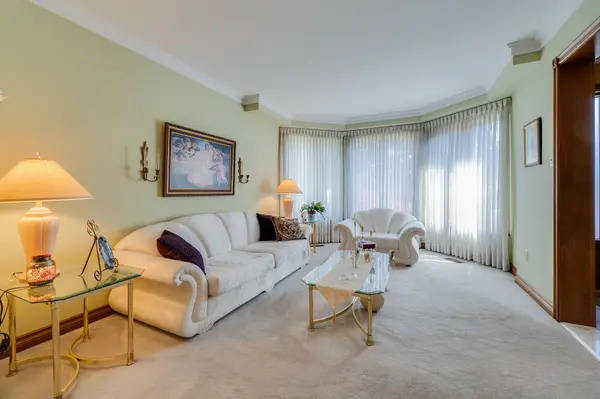 2560 Rugby RD, Mississauga, ON L5B 1T2