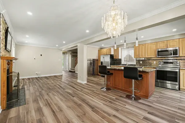 52 Fair Oaks CRES, South Of Baseline To Knoxdale, ON K2G 4W5