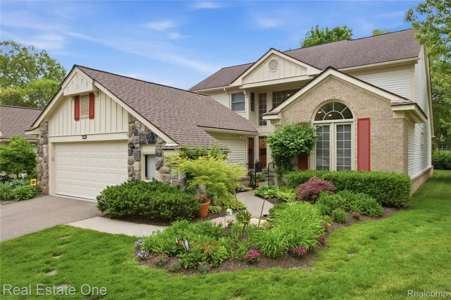 6011 Simsbury CT #12, West Bloomfield Charter Township, MI 48322