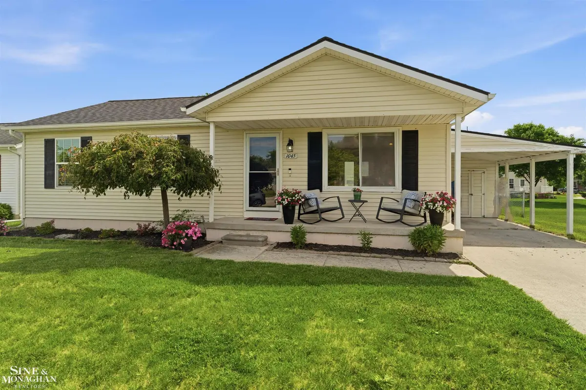 1045 April LN, Marysville, MI 48040