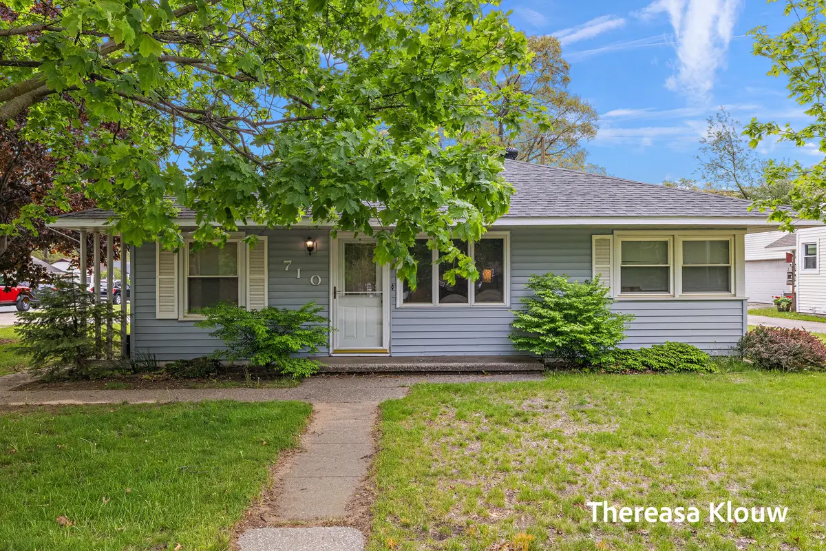710 Quarterline RD, Muskegon Twp, MI 49442