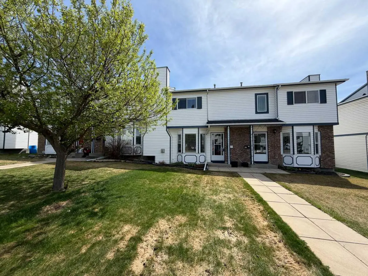 25 Ellenwood DR, Red Deer, AB T4R 2E1