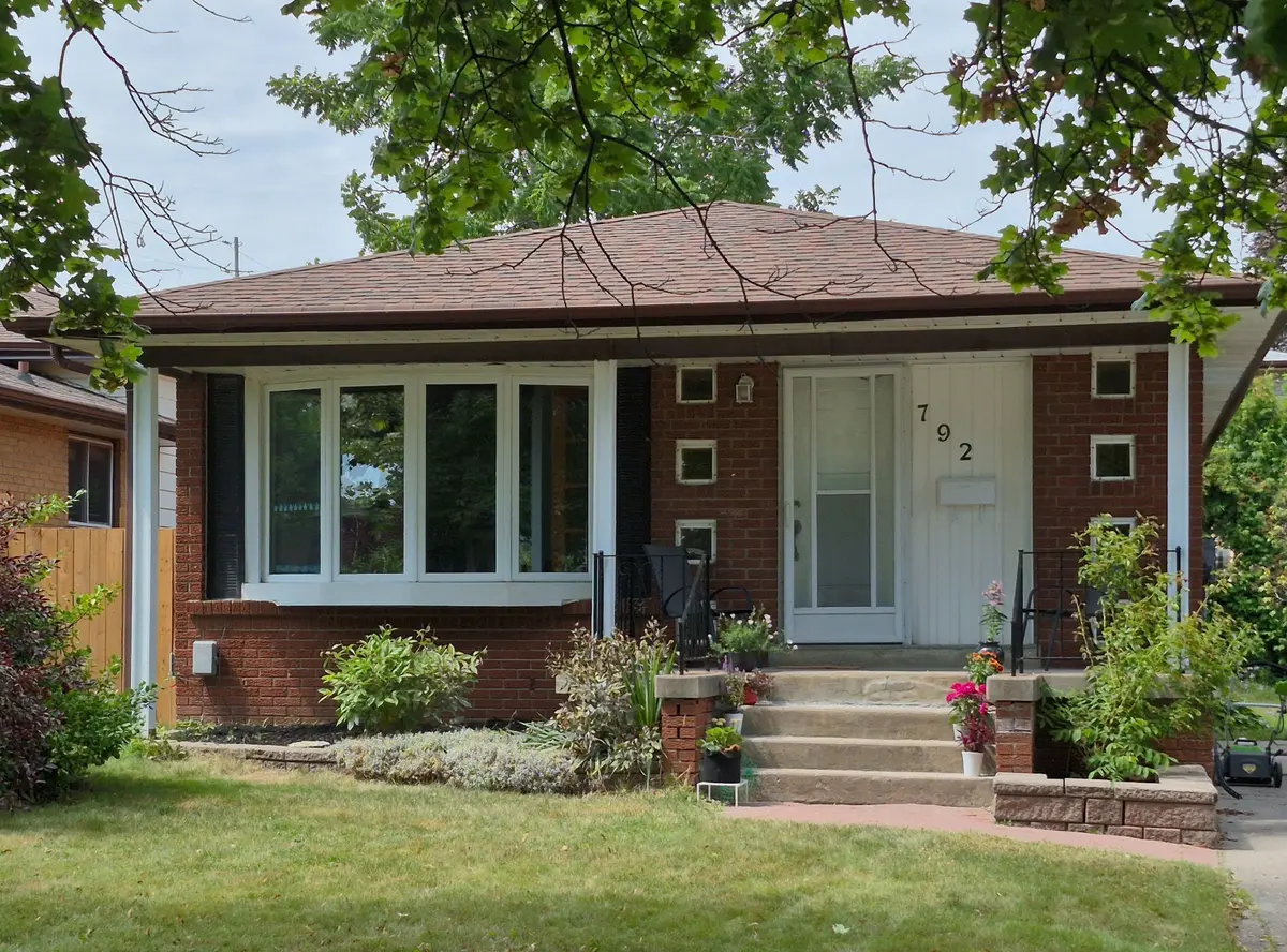 792 Tatra DR, Oshawa, ON L1J 6S7