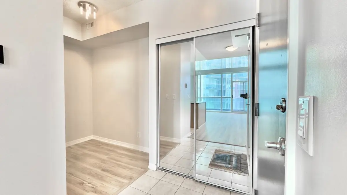 223 Webb DR #2114, Mississauga, ON L5B 0E8