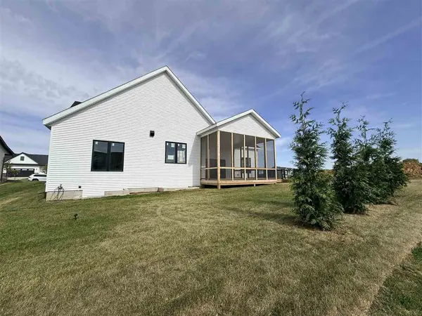 1403 Green Oak Pass, Tiffin, IA 52340