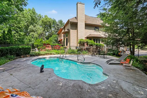 6621 Glenshaw CT, West Bloomfield Charter Township, MI 48322