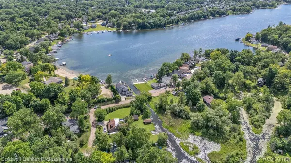 470 Oak Grove DR, Orion Charter Township, MI 48362