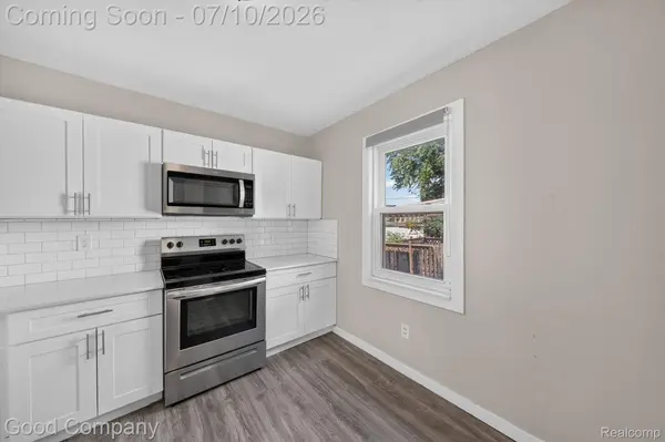 305 E Jarvis AVE, Hazel Park, MI 48030