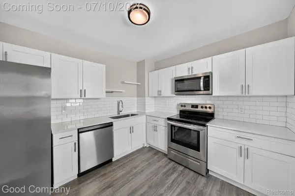 305 E Jarvis AVE, Hazel Park, MI 48030