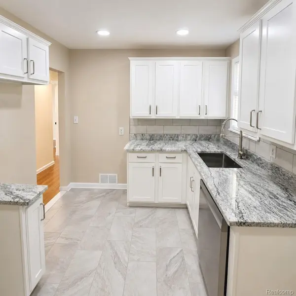 34290 Richard ST, Wayne, MI 48184