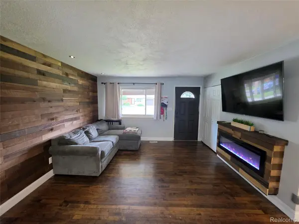 18503 Bittersweet, Fraser, MI 48026