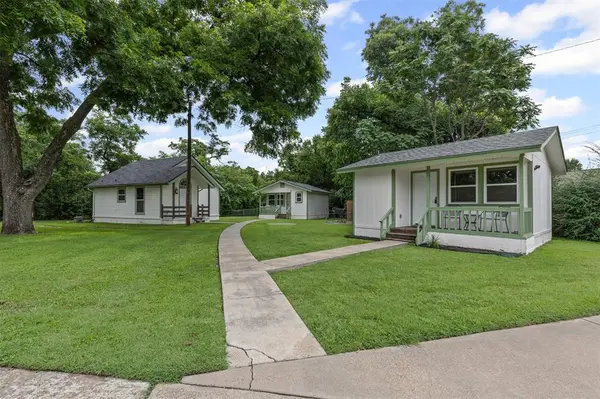 512 N Travis Street, Granbury, TX 76048