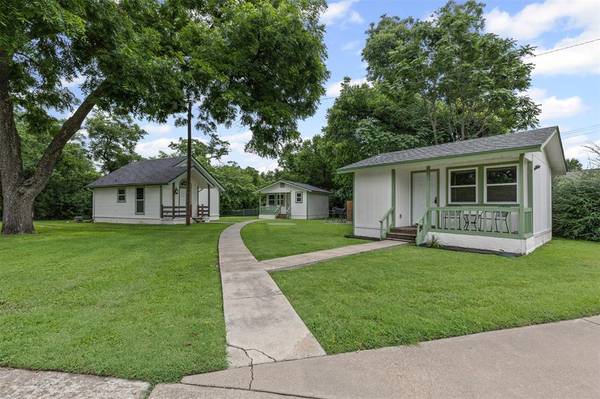 512 N Travis Street, Granbury, TX 76048