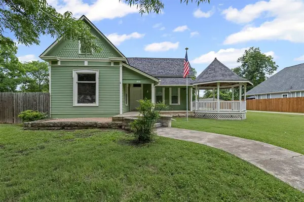 512 N Travis Street, Granbury, TX 76048