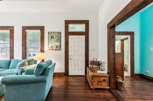 512 N Travis Street, Granbury, TX 76048