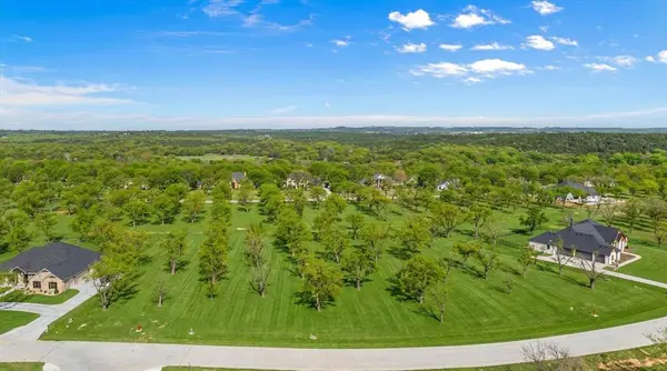 2142 E Landings N, Granbury, TX 76049