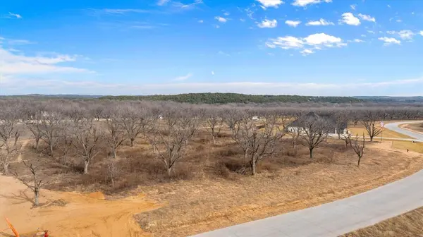 2142 E Landings N, Granbury, TX 76049