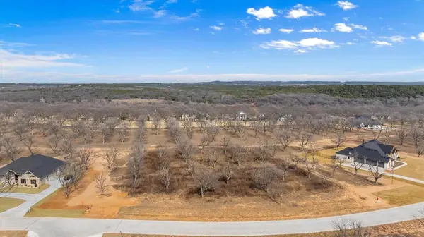 2142 E Landings N, Granbury, TX 76049