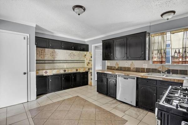 8752 Woodcastle Drive, Dallas, TX 75217