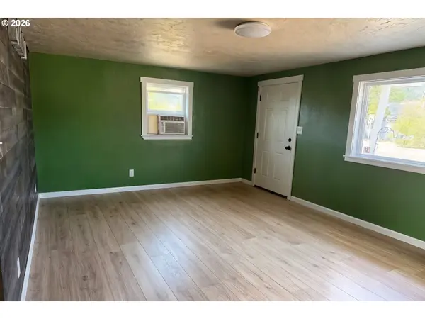680 S 5TH ST, Harrisburg, OR 97446