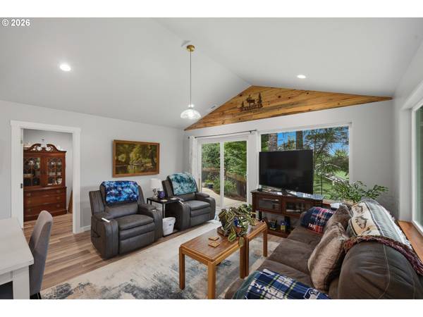 2256 TIMBERLINE DR, Coos Bay, OR 97420