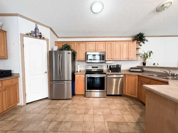 9009 90 Avenue, Grande Prairie, AB T8X 0C4