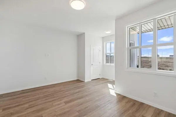 74 Lucas Heath NW, Calgary, AB T3P 2Y2