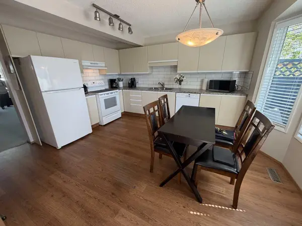 25 Ellenwood DR, Red Deer, AB T4R 2E1