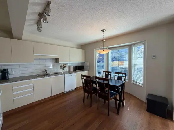 25 Ellenwood DR, Red Deer, AB T4R 2E1