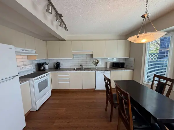25 Ellenwood DR, Red Deer, AB T4R 2E1
