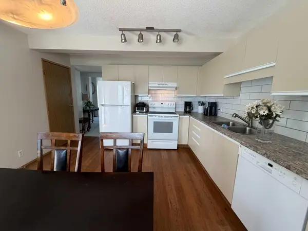 25 Ellenwood DR, Red Deer, AB T4R 2E1