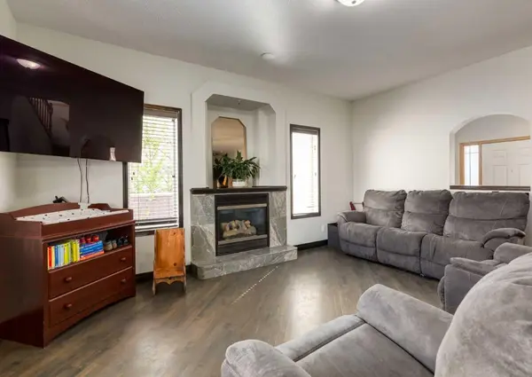 244 Stonegate Close NW, Airdrie, AB T4B 2V3