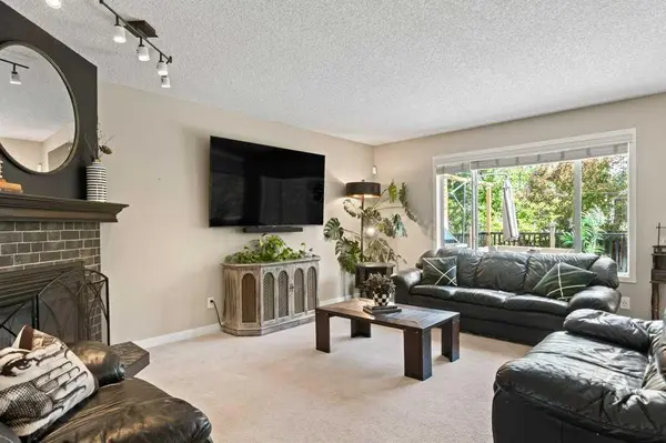 15 Valley Stream CIR NW, Calgary, AB T3B 5V9