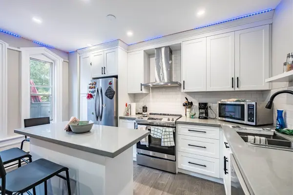 294 Gerrard ST E, Toronto C08, ON M5A 2G4