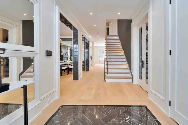 230 Dunvegan RD, Toronto C03, ON M5P 2P2