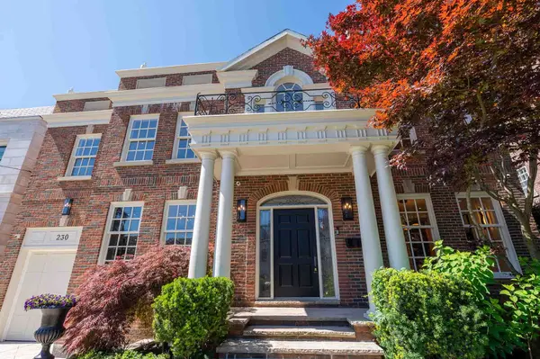 230 Dunvegan RD, Toronto C03, ON M5P 2P2