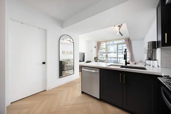 10 Navy Wharf CT #1705, Toronto C01, ON M5V 3V2