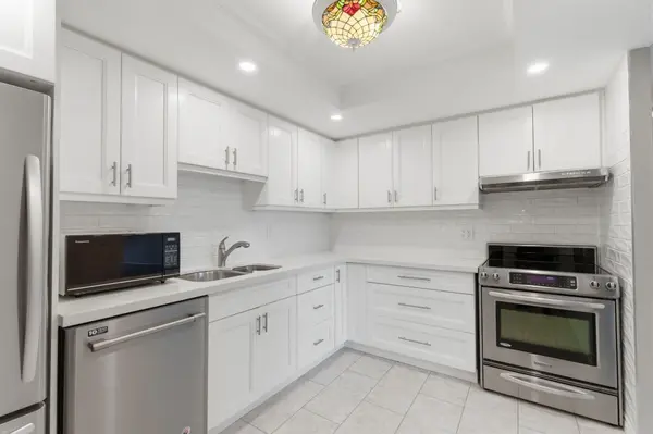 10 Dean Park RD #719, Toronto E11, ON M1B 3G8