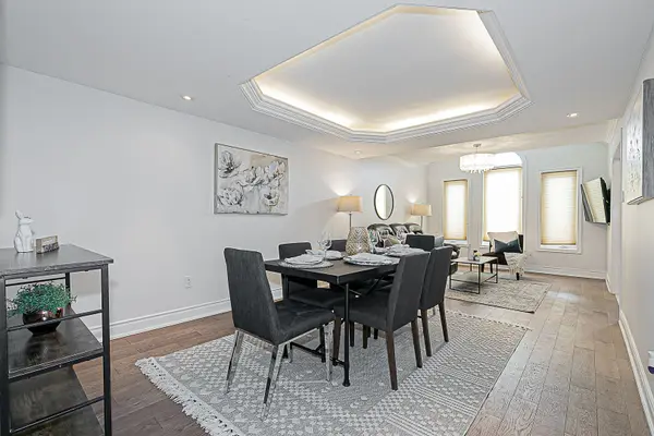 310 Chambers CRES, Newmarket, ON L3X 1T2