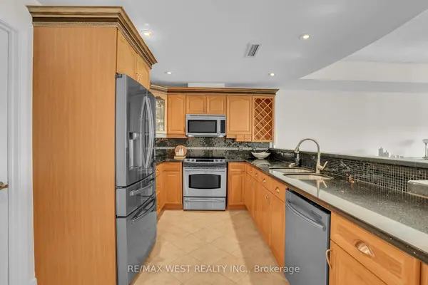 2 Toronto ST #PH1 1, Barrie, ON L4N 9R2