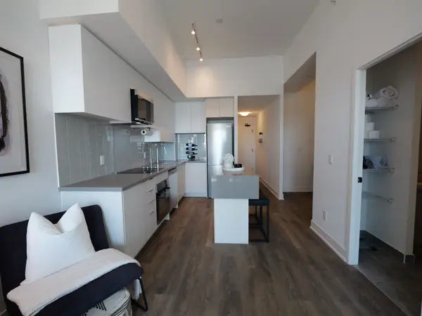 2481 Taunton RD #401, Oakville, ON L6H 3R7