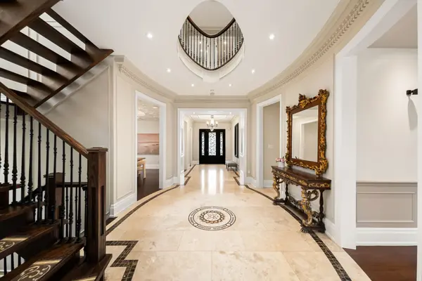 2 Braecrest AVE, Toronto W09, ON M9P 1Z4