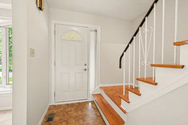45 Edilou DR, Toronto W06, ON M8W 4B4