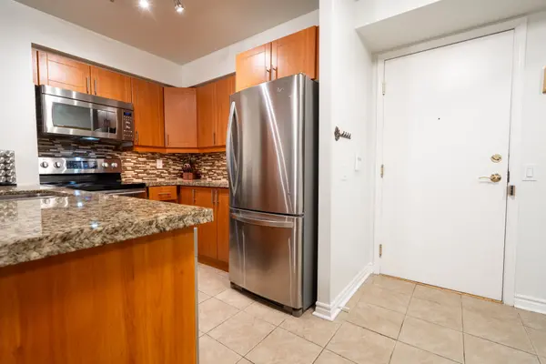35 Kingsbridge Garden CIR #513, Mississauga, ON L5R 3Z5